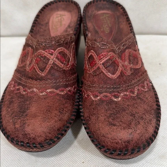 NEW - CLARKS LEATHER MULES CLOGS WITH 2-1/2” HEEL (sz 6) - Picture 6 of 8